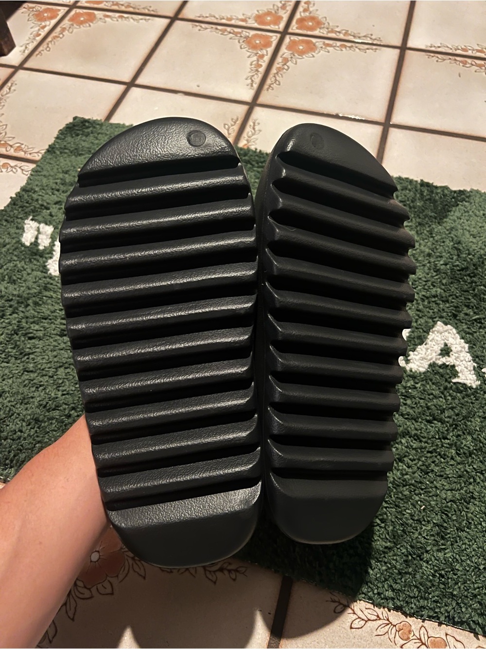 YEEZY SLIDES ONYX (Size 10) - Picture 7 of 9